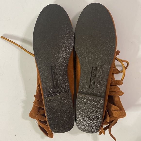 New Minnetonka Classic Fringe Hardsole Moccasin Boot in brown size 6.5 - Picture 7 of 7